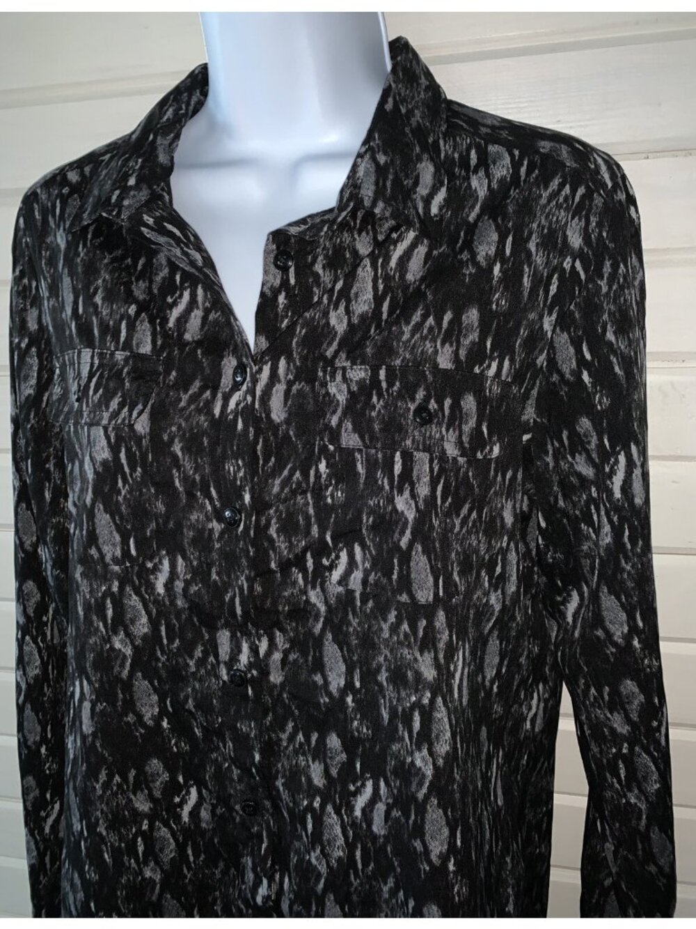 American Eagle Sz SMALL Black Gray Snake Print Shirt Button Front Pockets EUC